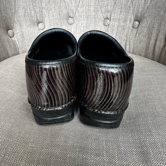 Dansko XP Clogs Sz 41 Black Grey Zebra Stripe Nursing Resistant Comfort Shoes - Picture 7 of 10
